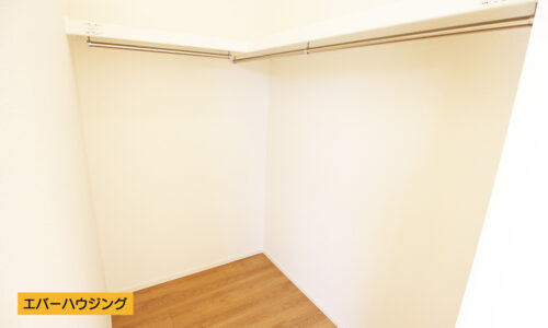 広々としたウォークインクローゼット。お洋服が多い方も安心です。(内装)