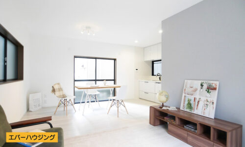 壁紙とフローリングが淡いカラーでお部屋の中も明るい雰囲気に♪ 家具の色も合わせやすいです。