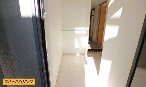 十分な広さのある玄関フロア。ちょっとした棚もあるので、お花や小物を飾れます。