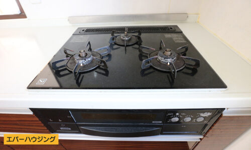 グリル付きの３口ガスコンロ。
