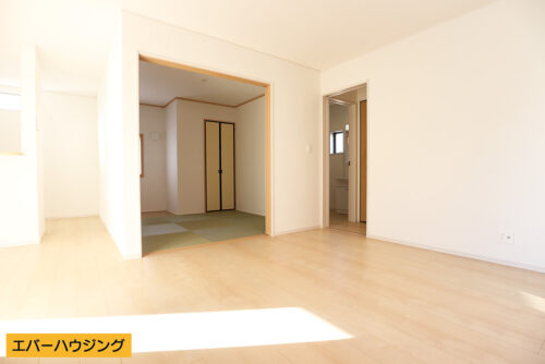 リビングは広々18帖以上！南向きで明るいお部屋です。（1号棟写真参考）