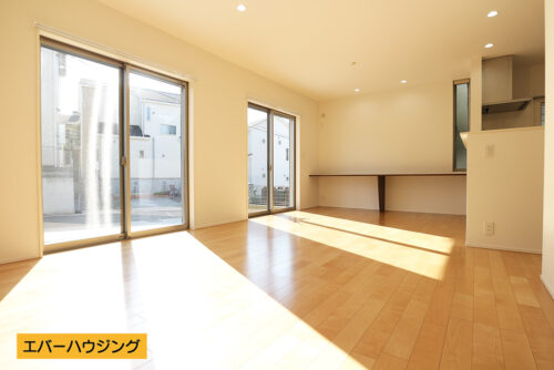 リビングは広々１８．４帖の広さ！ 大きめのソファや家具を置いてもゆとりを持てる広さです。