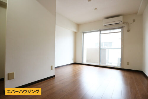 JR「大久保駅」まで徒歩8分の立地！ 物件横すぐが小学校です。 室内（2020年1月）撮影