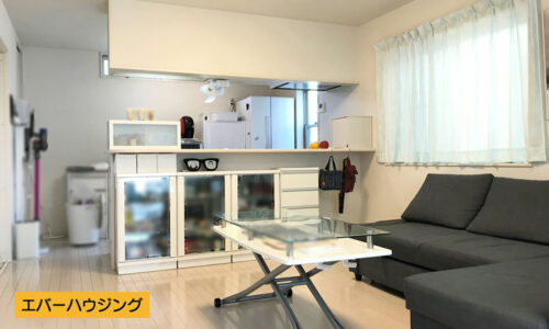 リビングは広々16帖！南向きで明るいです※居住中のため、家具など配置しています。