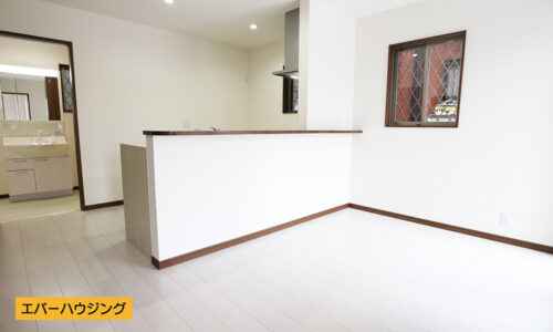 リビング10.2帖。淡い色のフローリングで白を基調とした内装です。