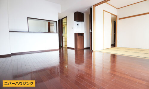 リビングは１５．９帖と広々♪和説と隣接しているのでお子様の遊び場にも！