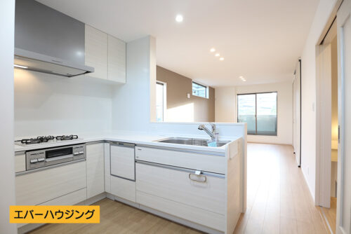 対面式のキッチンなのでリビングの様子が見えます。小さなお子様のいるご家庭では安心ですね。