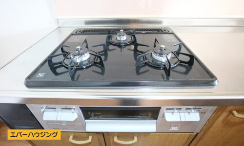 リフォームにて新調済み！ グリル付きの３口ガスコンロです。