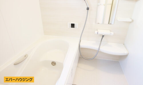 【同仕様写真です】 浴室には浴室乾燥付きです。浴室内には段差があり、半身浴なども楽しめます。