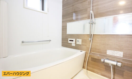 小窓付きの浴室。浴室乾燥機付きなので雨の日のお洗濯に便利です。