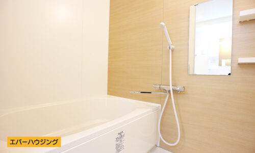 リフォーム済みで綺麗な状態です♪ アクセントパネルがオシャレな浴室。