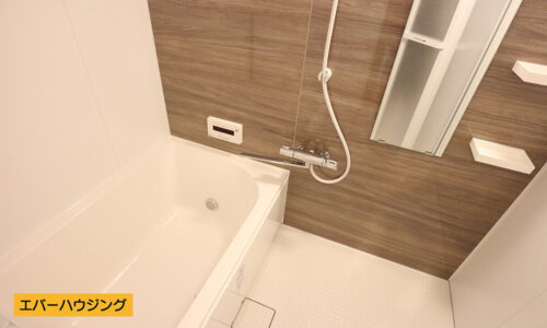 浴室はリフォームにて新調済み！アクセントパネルがおしゃれな浴室です。