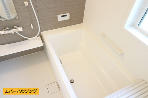 浴室には浴室乾燥付き！小窓があるので換気に便利です（1号棟写真参考）