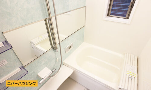 アクセントカラーがオシャレな浴室。小窓が付いているので換気に便利です。