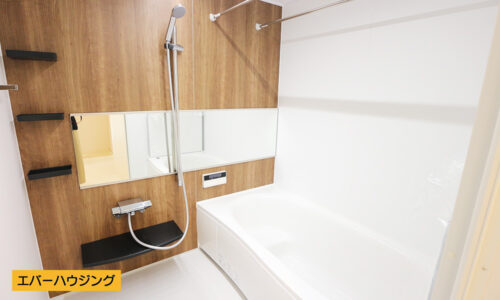 ゆったりと浸かれる広さのある浴槽。浴室乾燥付きで、雨の日のお洗濯にも便利です。