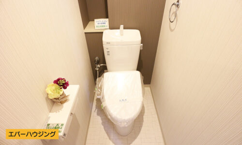 トイレ新調済み。温水洗浄便座です。