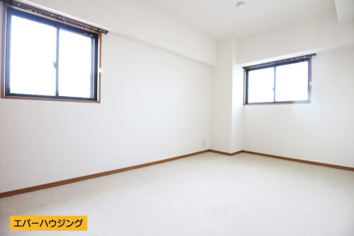 洋室7.5帖。シンプルな内装で家具の色味を合わせやすいです。