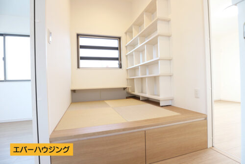 洋室の間にはタタミコーナーがございます。造作の本棚も付いているのでちょっとした憩いの場に♪