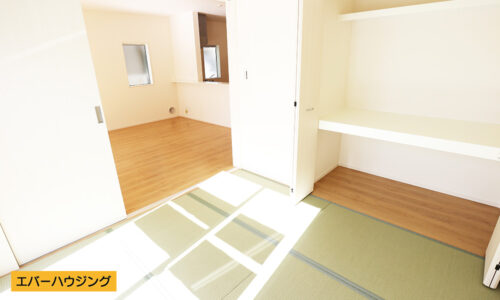 【同仕様写真です】 リビング横のタタミコーナー。お子様の遊び場としても活用できます。