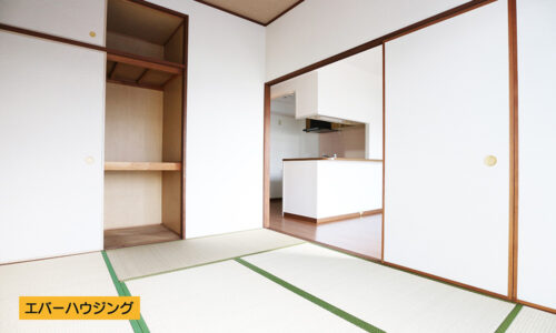 和室６帖のお部屋。大容量の押し入れ収納があります。