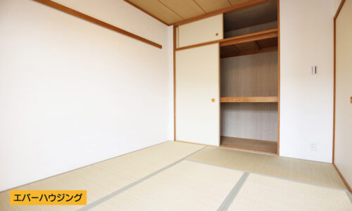 和室６帖のお部屋。お子様の遊び場や、来客時の客間としても活用できます！大容量の押し入れと天袋があります。