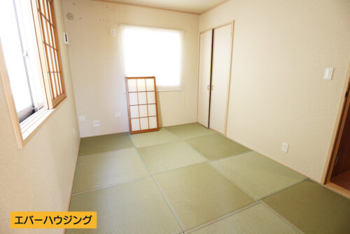 和室スペース6帖。お子様の遊び場や客間としてご活用いただけます。(居間)