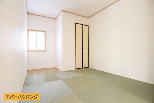 和室はリビングの隣にあり、お子様の遊び場や客間としてもご利用できます。（1号棟写真参考）
