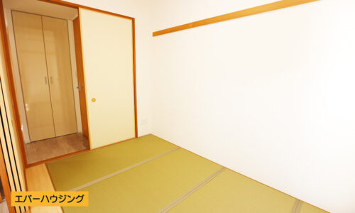 リビングの隣にある和室5帖。間仕切りがあるので独立した空間としても使えます。