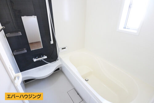 浴槽への出入りが安全な低床タイプの広々１坪ユニットバス。自動お湯張りに追焚機能付のオートバスはお手軽で経済的。雨の日でも夜中でも安心して乾かせる浴室乾燥機付き(風呂)