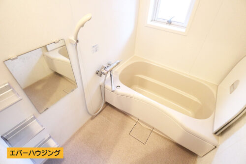 浴室には小窓付き♪ゆったり浸かれる浴槽です。