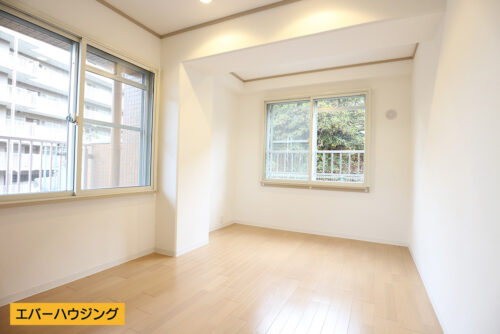 洋室は2面窓で通風良好です