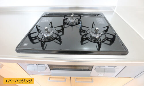 グリル付きの３口ガスコンロ。 リフォームで新調済みなので綺麗な状態でお使いいただけます♪