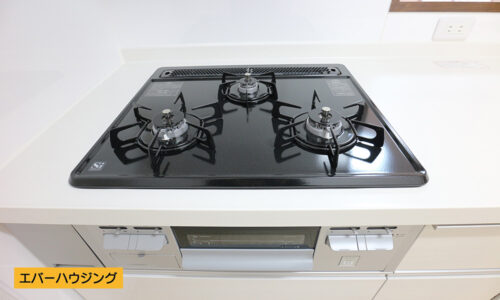 グリル付きの３口ガスコンロ♪同時調理などに便利です。新調済みで綺麗です。