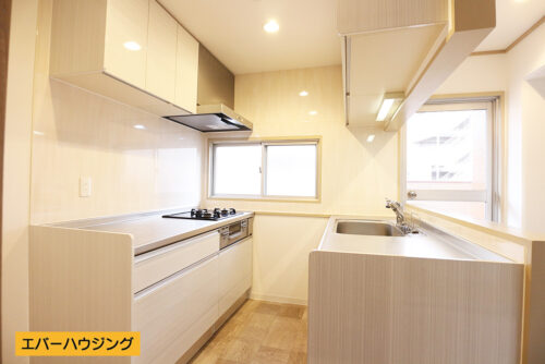 キッチンには小窓が付いているので換気もできて便利です♪