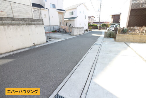 建物の前面道路です。