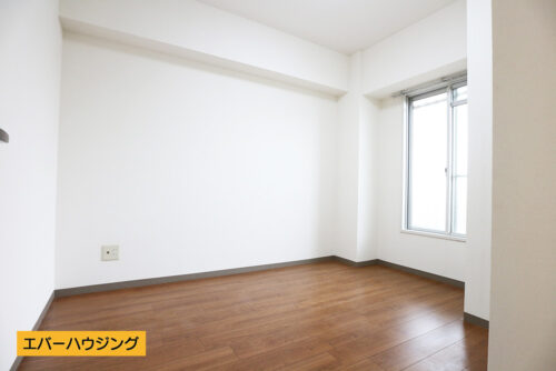 洋室4.55帖。シンプルな内装なので、家具の色味を合わせやすいですね。