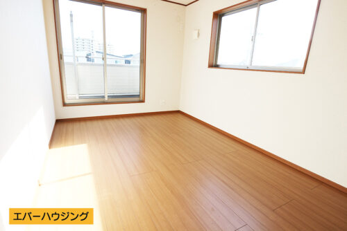 バルコニーに面した洋室です。景色も楽しめる大きな窓からはより多くの光を取り込み、部屋は明るく開放感があります。バルコニーへ直接出れるため洗濯物干しも楽に行えます。(子供部屋)