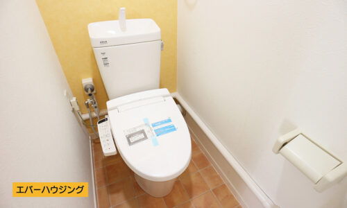 アクセントクロスがオシャレな独立トイレ。洗浄機能付き便座です。