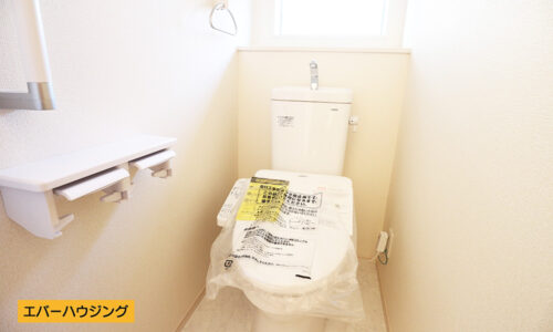 【同仕様写真です】 洗浄機能付き便座です。小窓付きで換気にも便利です。