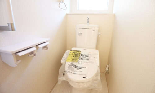 同形状・同仕様写真です。 洗浄機能付きのトイレです。