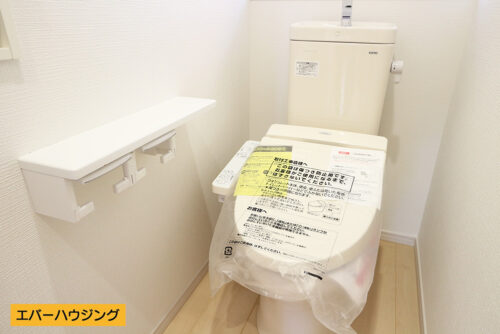 トイレは全て洗浄機能付きです（1号棟写真参考）