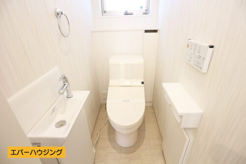 トイレ内には手洗い場も付いています♪洗浄機能便座付きです