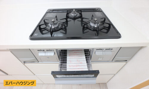 魚焼きグリル付きの3口コンロです。同時調理に便利です。