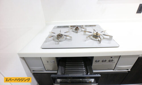 グリル付きの３口ガスコンロ。 同時調理などに便利です。