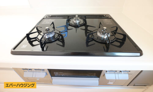 同時調理に便利なグリル付きの３口ガスコンロ。(キッチン)