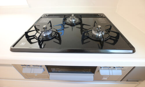 同形状・同仕様写真です。 コンロは使いやすい3口ガスコンロ。