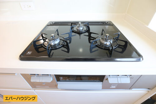 調理に便利な3口ガスコンロです。