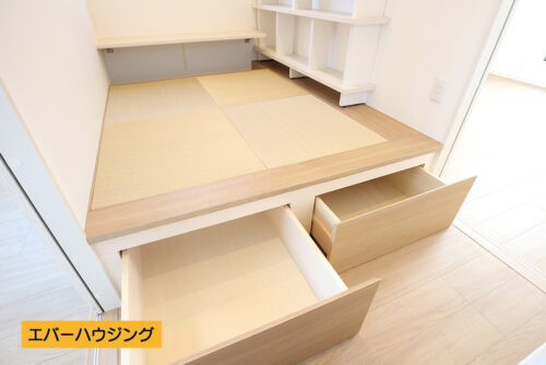 タタミコーナーの下部には便利な収納スペースがあります。