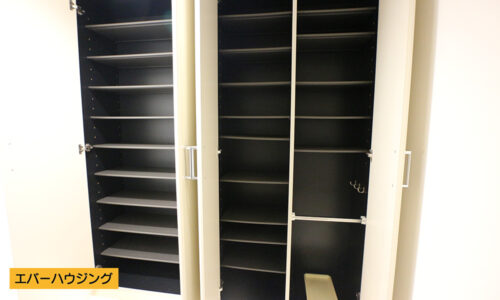 たっぷり収納できるシューズクローク。傘なども立てて収納出来ます。
