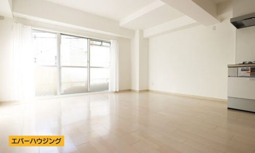 南東向きで明るい室内♪ リビングは広々１１帖です。淡い色の床材なのでお部屋の雰囲気も明るいです♪